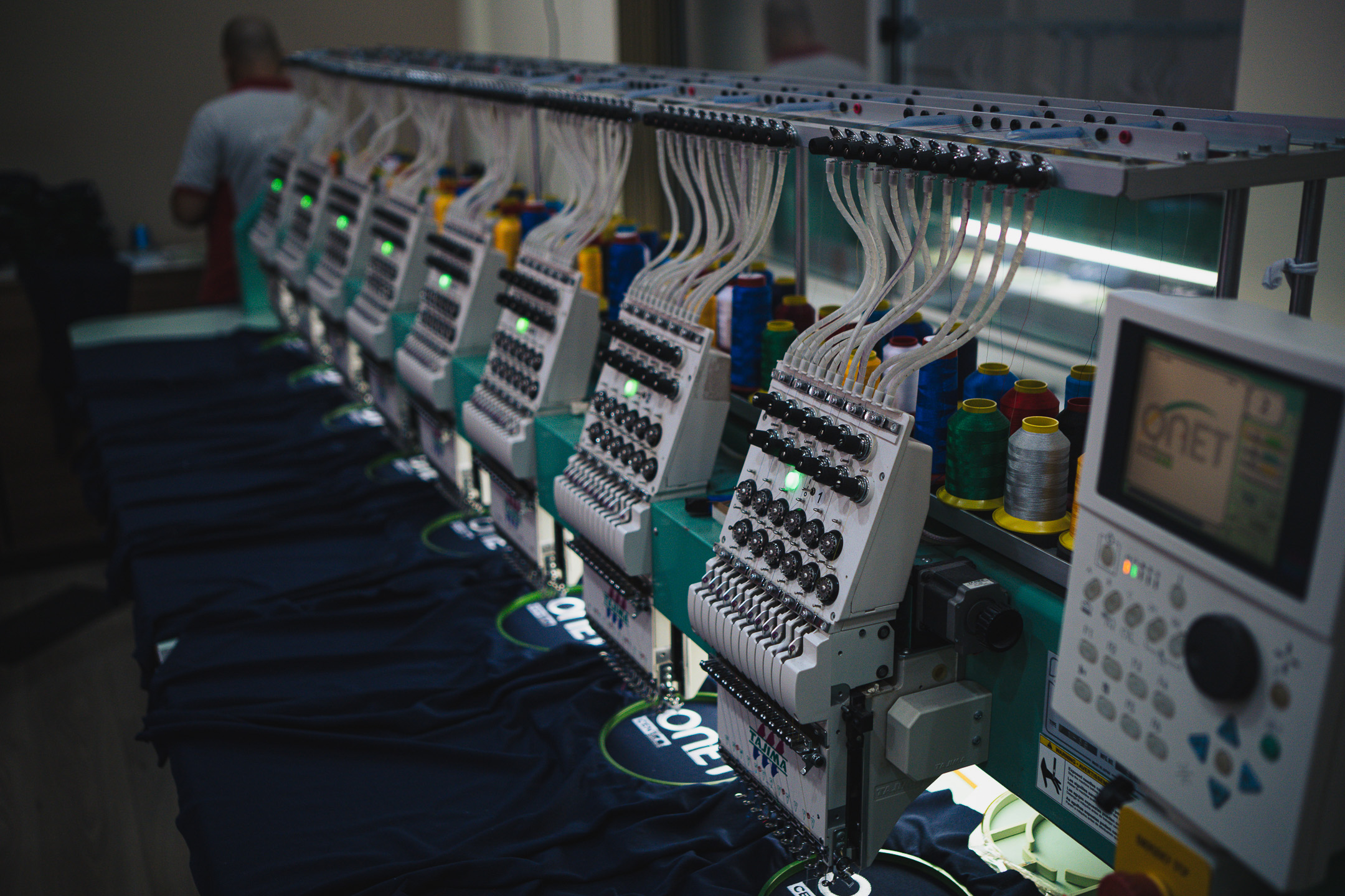 Equipe produzindo uniformes